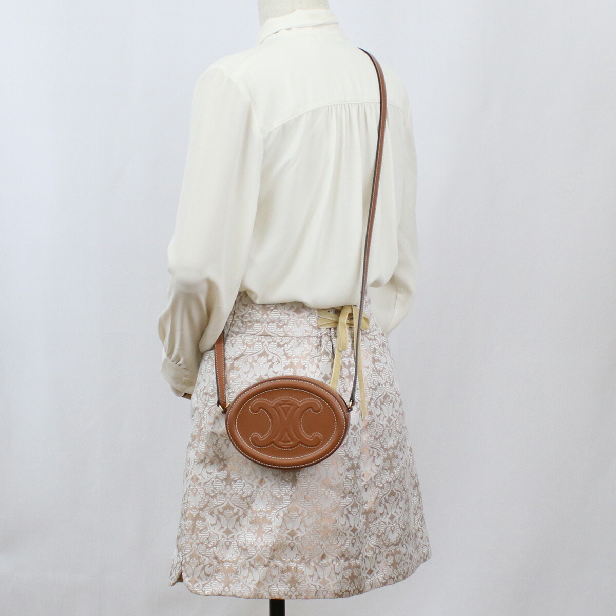 ブランドプラス セリーヌ CELINE ポシェット ブランド クロスボディ オーバルパース レディース 10I70 3DPQ 04LU TAN ブラウン系 bag-01 I 108 CELINE チェーン柄 半袖 トップス Tシャツ 80.
